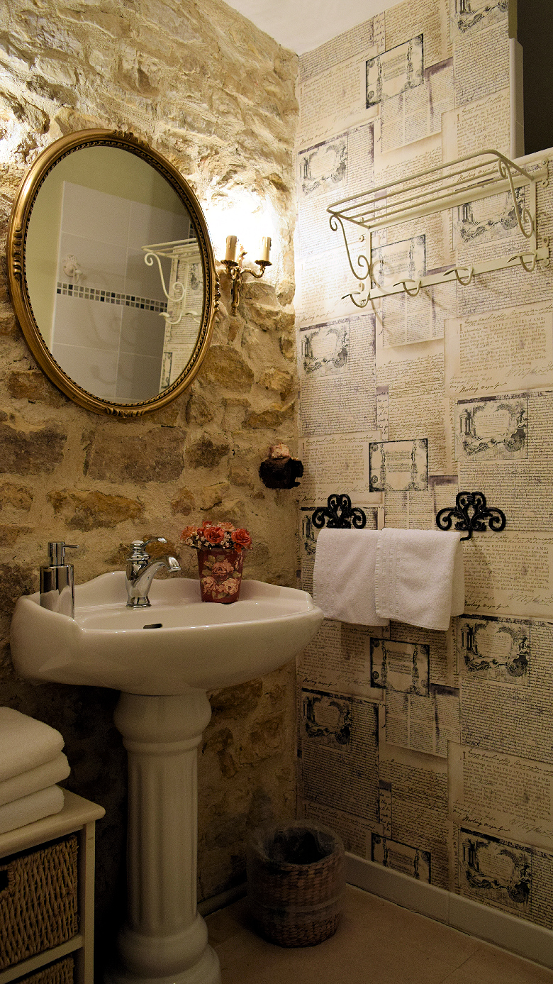 Room Sepia bathroom